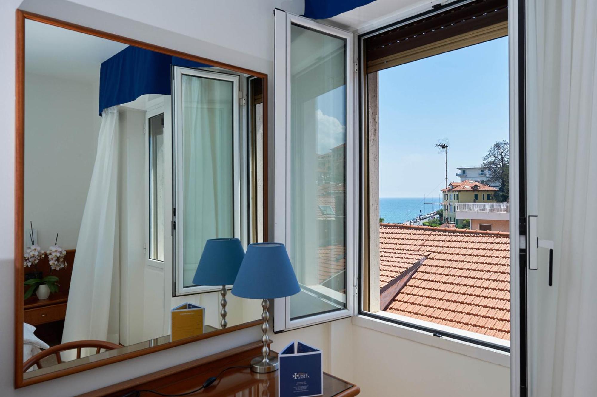 Hotel Croce Di Malta Imperia Habitación foto