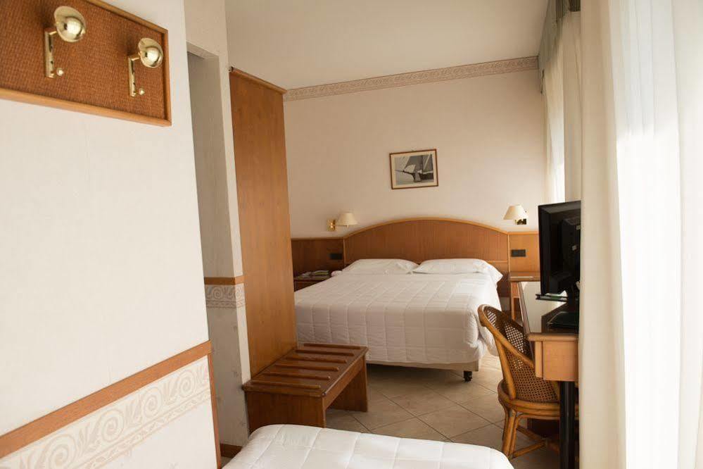 Hotel Croce Di Malta Imperia Exterior foto